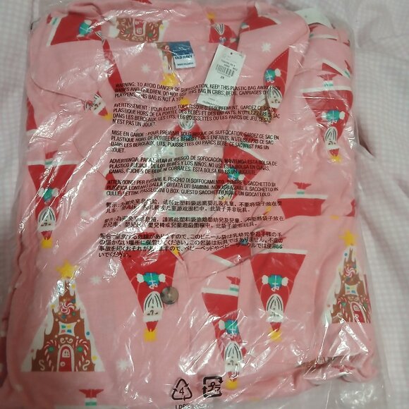 Brand NWT Old Navy Soft Pink Flannel Women's Pajamas w/Red Triangle Santas, 2x - Picture 3 of 6